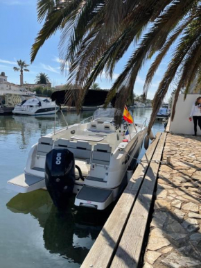 Maison sur canaux marina Empuriabrava avec 4 suites dont 1 suite balnéo Jacuzzi